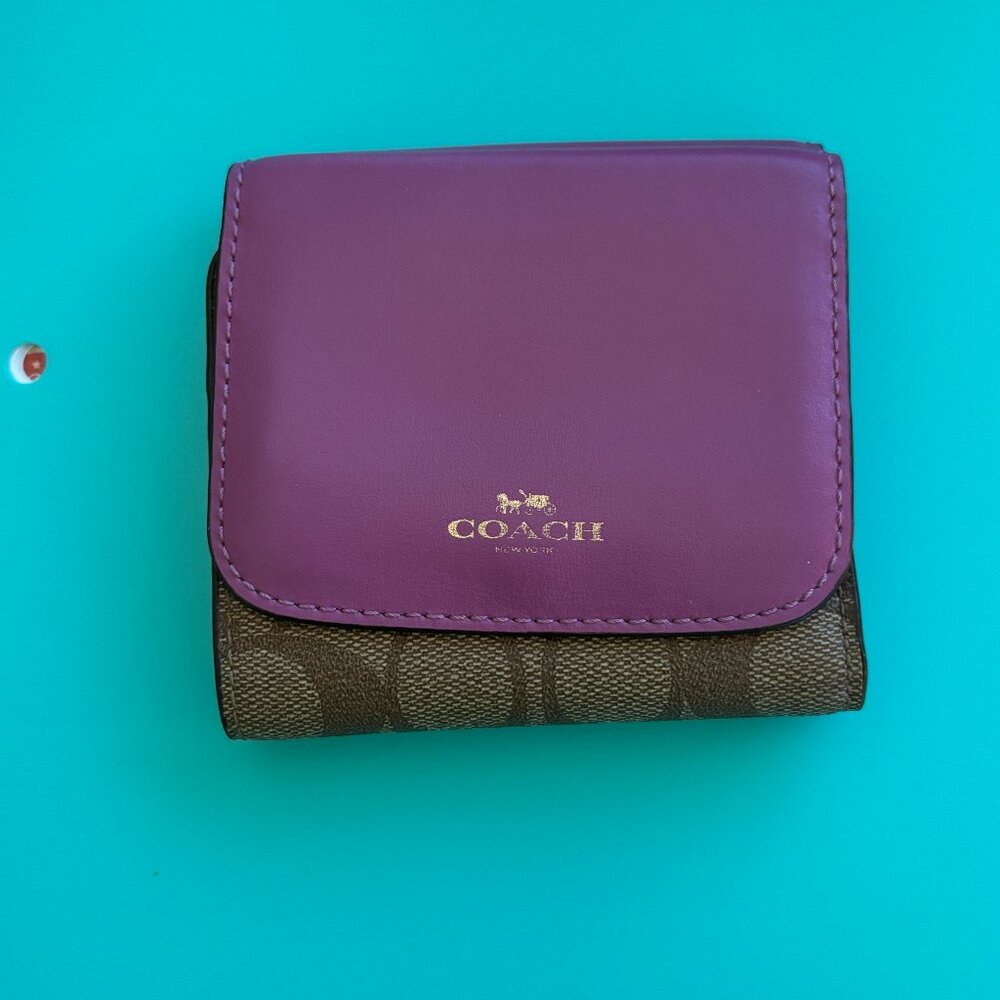 Coach Purple 💜 Smooth Leather Flap  Signature Print Compact Trifold Wallet VGUC